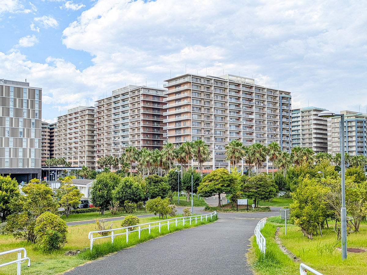 浦安新町 緑道とマンション群