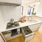 食洗機、タッチレス水栓、システムコンロなど設備が充実したキッチン。(キッチン)