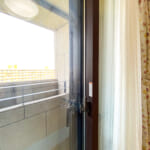 洋室5.8帖の窓サッシには遮音や断熱に優れたインナーサッシが施工されております。(寝室)
