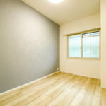 洋室1約4.6帖。爽やかなカラークロスが施工された明るい印象のお部屋。(寝室)