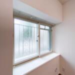 洋室1には出窓カウンターがあります。窓サッシには断熱や遮音に優れたインナーサッシを施工しました。(寝室)