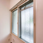 洋室2の窓サッシには断熱や遮音に優れたインナーサッシを施工しました。(寝室)