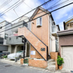 住宅街に立地した木造2階建てアパート。(外観)