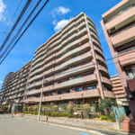 快速が停車する東京メトロ東西線浦安駅まで道を真っ直ぐに歩いて徒歩13分のマンション。 (外観)