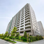 浦安市日の出5丁目に位置する「セレナヴィータ新浦安」。室内設備、共用施設、住環境が整った魅力あるマンションです。 (外観)
