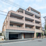 浦安市北栄3丁目、アルファグランデ浦安のご紹介です。2023年7月建物大規模修繕工事実施。しっかりと管理された分譲マンション。 (外観)