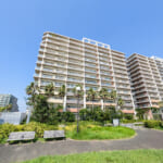 時を経ても色褪せない外観が魅力。三井不動産分譲・管理のマンション。リゾート感あふれるロケーション。 (外観)
