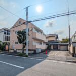 アパートと戸建ての同時販売です。詳しい情報は担当者までお問い合わせください。 (外観)
