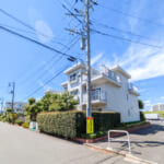 舞浜駅から徒歩12分。舞浜コートハウスのご紹介です。戸建て感覚の専用庭付きメゾネット住宅です。 (外観)
