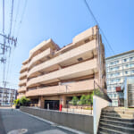 2002年築。閑静な道路に面し、陽光が差し込む南西向きのマンションです。 (外観)