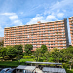 新浦安駅徒歩7分。陽当たりの良い南向きの住まいで新生活を始めませんか。 (外観)