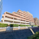「ルイシャトレ浦安ノーブルフォート」。開放的なルーフバルコニー付きの住戸。 (外観)