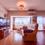 約17.7帖のゆとりあるLDK。家族の笑顔が集まる開放的な空間です。 (居間)