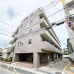 1996年築。オートロック付きエントランスの「エヴァーグリーン浦安」。 (外観)