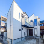 2024年築、80.73㎡の築浅戸建。16帖超のLDKやWIC2ヶ所など、充実の収納と駐車場を確保。 (外観)