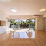 南東向きの明るいリビング。空室のため室内をゆっくり見学可能です。118㎡超のゆとりをご体感ください。 (居間)