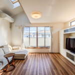 【浦安市入船4丁目】新浦安駅徒歩10分。天窓から柔らかな陽光が降り注ぐ開放的なリビングがある注文住宅。 (居間) 【浦安市入船4丁目】新浦安駅徒歩10分。天窓から柔らかな陽光が降り注ぐ開放的なリビングがある注文住宅。 (居間)