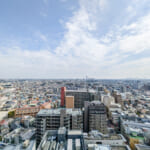 地上22階、最上階から見渡す開放的な風景。遮るもののない空が広がる眺望を現地で見てみませんか。