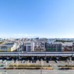 12階最上階からの開放的なパノラマ眺望。遮るもののない澄み渡る空を、現地でぜひご体感ください。 12階最上階からの開放的なパノラマ眺望。遮るもののない澄み渡る空を、現地でぜひご体感ください。