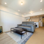 天井に配置されたダウンライトが落ち着いた時間を演出。機能性と意匠性を兼ね備えた住空間です。 (居間) 天井に配置されたダウンライトが落ち着いた時間を演出。機能性と意匠性を兼ね備えた住空間です。 (居間)