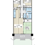 南西向きの明るい3LDK。28㎡超の専用庭とテラスがあり、階下への音を気にせず過ごせます。 (間取)