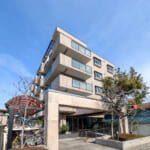 浦安の歴史ある「元町」エリアに佇む5階建て低層マンション。タイル貼りの外観が青空に映える、日当たりの良い住環境です。 (外観)