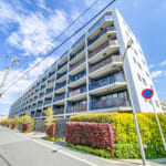 【住友不動産旧分譲】青空に映える重厚な佇まい。総戸数252戸のスケール。管理体制の整った大規模レジデンス。 (外観)