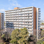 総戸数807戸の大規模コミュニティ。新浦安駅徒歩6分。敷地内に公園やテニスコートを備えた、緑豊かな11階建てマンション。 (外観)