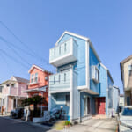 青空に調和する淡いブルーの外観。周囲は第一種低層住居専用地域の落ち着いた街並みが広がっています。 (外観) 青空に調和する淡いブルーの外観。周囲は第一種低層住居専用地域の落ち着いた街並みが広がっています。 (外観)