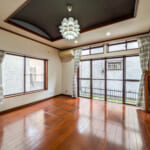 折り上げ天井が開放的なリビング。空室のため、陽当たりや収納の使い勝手を現地でじっくり確認できます。 (居間) 折り上げ天井が開放的なリビング。空室のため、陽当たりや収納の使い勝手を現地でじっくり確認できます。 (居間)