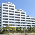 鹿島建設施工、総戸数630戸の大規模レジデンス。青空に映える重厚感のある外観デザインです。 (外観)