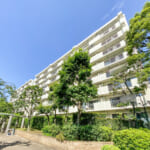 植栽の緑に囲まれた落ち着きある佇まい。2014年の外壁塗装等、計画的な修繕履歴が建物の質を維持しています。 (外観)