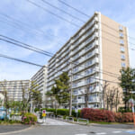 入船西エステート1号棟。新浦安駅寄りのお部屋。エレベーター待ちのストレスがない1階住戸です。 (外観)