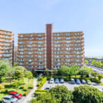 美浜東エステート7号棟、最上階のご紹介です。陽あたりの良い南西向き棟。総戸数976戸を誇る、緑豊かなビッグコミュニティです。 (外観)