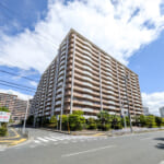 総戸数337戸の大規模マンション、ラディアンコースト新浦安。青空に映える最上階住戸のご紹介です。 (外観) 総戸数337戸の大規模マンション、ラディアンコースト新浦安。青空に映える最上階住戸のご紹介です。 (外観)