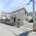 敷地面積約54坪。前面道路に加え、隣地通路にも面しているため陽当りや開放感を確保しやすい立地。 (外観) 敷地面積約54坪。前面道路に加え、隣地通路にも面しているため陽当りや開放感を確保しやすい立地。 (外観)
