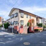北東・北西の幅員約6m公道に面した角地。レンガ調のアクセントが施された重厚感のある外観デザイン。 (外観) 北東・北西の幅員約6m公道に面した角地。レンガ調のアクセントが施された重厚感のある外観デザイン。 (外観)