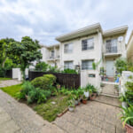 緑に包まれた敷地。戸建感覚で暮らせる2階建てテラスハウス、98.72㎡の4LDK低層マンションです。 (外観)