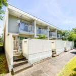 上下階の生活音を気にせず暮らせる戸建感覚のテラスハウス。南玄関を設けた明るい角部屋の住戸です。 (外観) 上下階の生活音を気にせず暮らせる戸建感覚のテラスハウス。南玄関を設けた明るい角部屋の住戸です。 (外観)