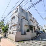 浦安駅徒歩10分。風通しの良い角地に立つ3階建て戸建て。現在は空室のためゆっくりとご見学いただけます。 (外観) 浦安駅徒歩10分。風通しの良い角地に立つ3階建て戸建て。現在は空室のためゆっくりとご見学いただけます。 (外観)