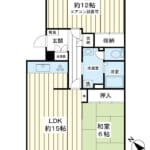 約15帖LDK・約12帖洋室・6帖和室を配した76.34㎡の2LDK。各所に収納スペースも配置。 (間取) 約15帖LDK・約12帖洋室・6帖和室を配した76.34㎡の2LDK。各所に収納スペースも配置。 (間取)