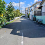 【前面道路】北東側約6.5mの公道!通行量が少なく見通しの良い道路でお子様との歩行時も安心です。 (周辺) 【前面道路】北東側約6.5mの公道!通行量が少なく見通しの良い道路でお子様との歩行時も安心です。 (周辺)