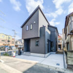 2026年10月完成済みの新築戸建（26年10月撮影）。実際の建物や日当りをご見学いただけます。 (外観)
